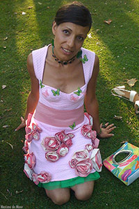 Robe en coton avec application de roses en taffetas de soie