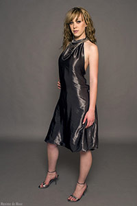 Robe dos-nu en satin gris foncé