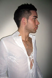 Tunique en coton brodé, col tailleur et décolleté